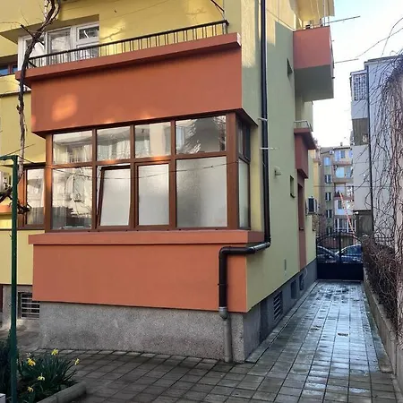при Bond-100 м/2 със градина Apartment *